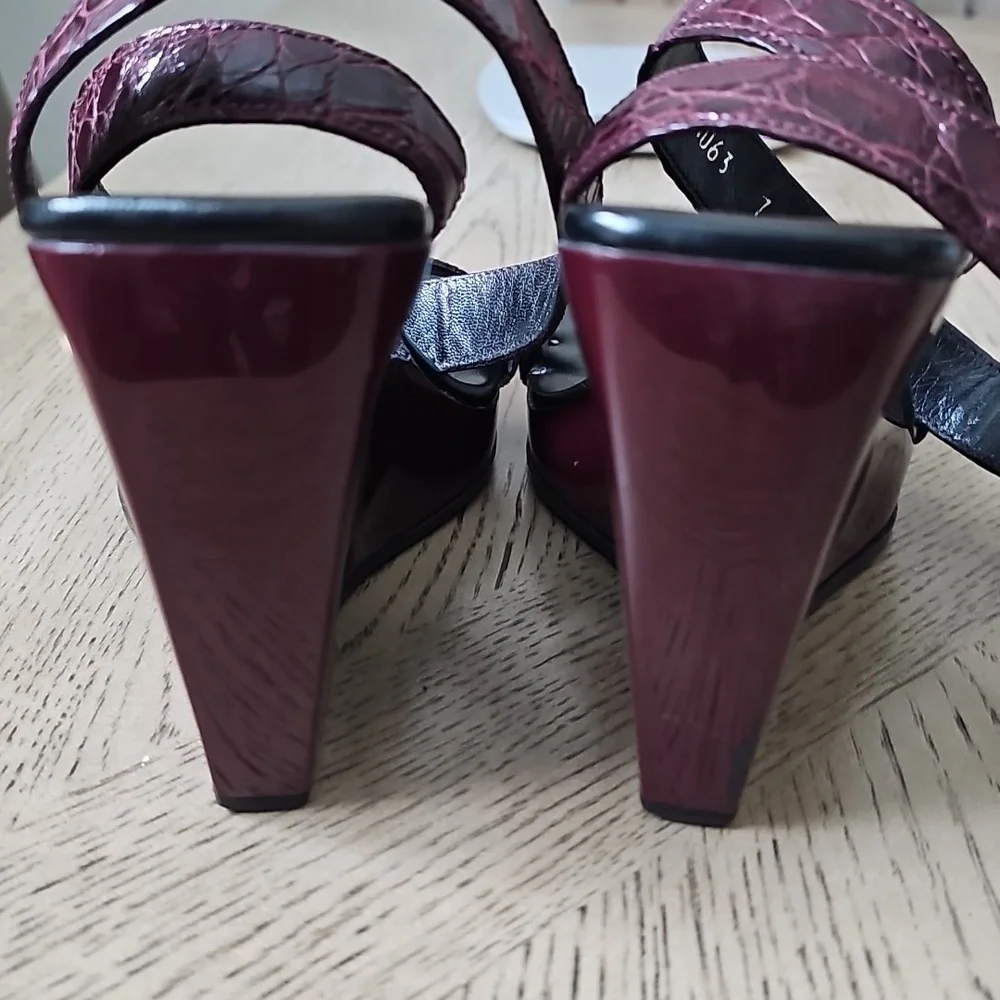 Gucci Women's Burgundy Sandals Size 7 - Picture 3 of 11